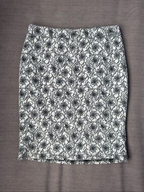 41 Hawthorn Black and White Floral Pencil Skirt